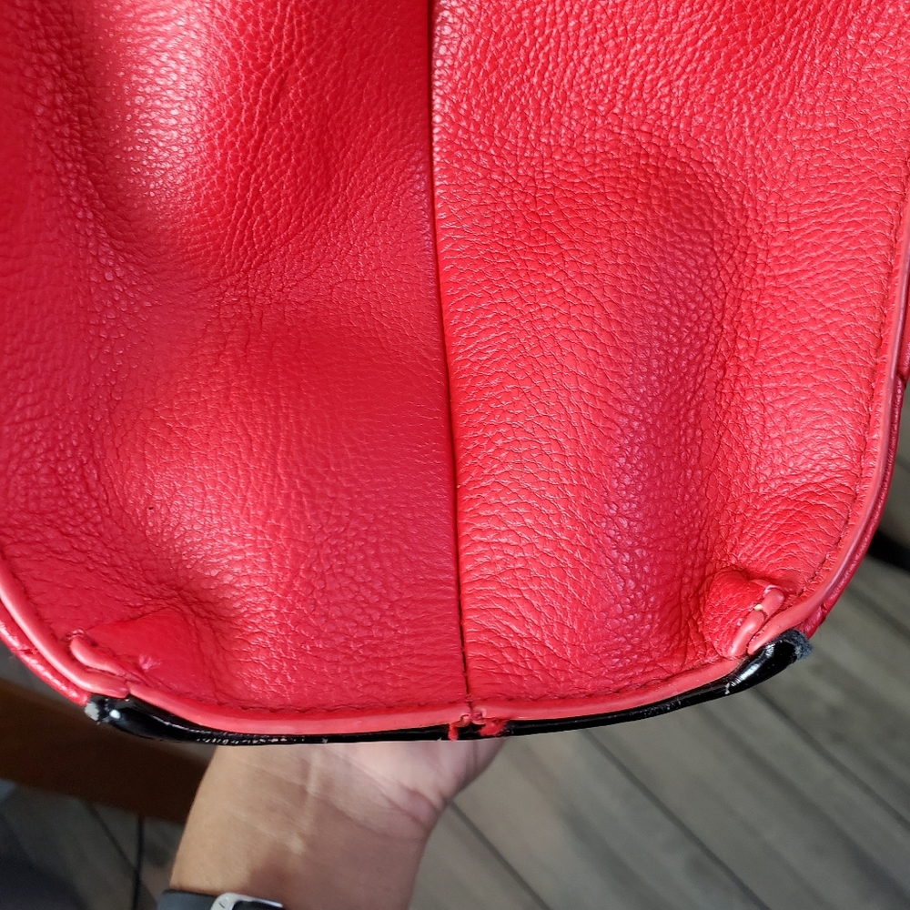 BETSEY JOHNSON | Zig Zag Pattern Sparkle Black Bow Gold Chain Crossbody Handbag - Picture 16 of 16